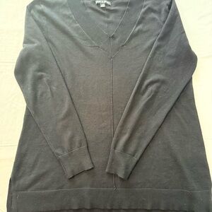 Cable & Gauge Women’s V-Neck Sweater in Black